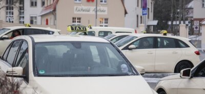 Taxifahren in Chemnitz soll teurer werden - Taxistand am Küchwaldkrankenhaus. Die Preise für eine Fahrt sollen ab März steigen. 
