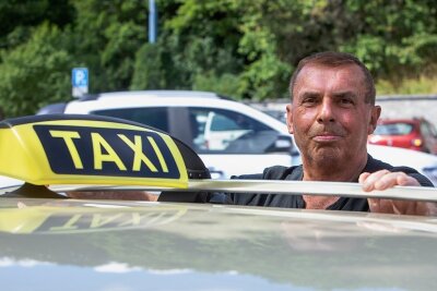 Taxifahren wird im Vogtland ab 22. August gut 20 Prozent teurer - Uwe Kluger ist mit Unterbrechung seit 30 Jahren als Taxifahrer unterwegs. Fahrgäste müssen ab 22. August mehr bezahlen, wenn sie im Vogtland in ein Taxi steigen. 