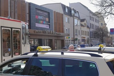 Taxipreise steigen im Landkreis Zwickau - doch Betrieben bringt das kaum Entlastung - Am Poetenweg in Zwickau stehen in der Regel mehrere Taxis und warten auf Fahrgäste. In den letzten Jahren sind die Wartezeiten immer länger und die Einnahmen geringer geworden. 