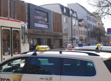 Taxipreise steigen um 13 Prozent - Doch Betrieben reicht das nicht - Am Poetenweg in Zwickau stehen in der Regel mehrere Taxis und warten auf Fahrgäste. In den letzten Jahren sind die Wartezeiten immer länger und die Einnahmen geringer geworden. 