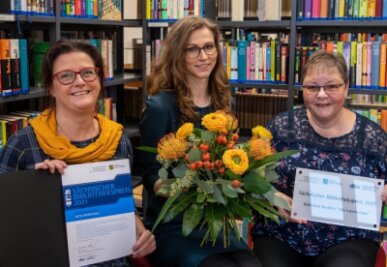 Team der Bibo "Alte Lateinschule" freut sich über Bibliothekspreis - Das Team der Bibliothek "Alte Lateinschule" in Rochlitz, (von links) Leiterin Mandy Uhlemann, Michaela Köhn und Sylke Ascher, freut sich über den sächsischen Bibliothekspreis. 