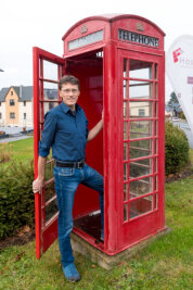 Technik von gestern: Reif für  die Halde oder erhaltenswert? - Der Olbernhauer Unternehmer Mario Hösel hat auf seinem Grundstück eine englische Telefonzelle stehen.