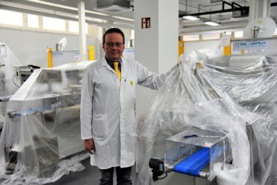 Technisat aus dem Vogtland bleibt auf Millionen von FFP2-Masken sitzen - Die Produktion ruht: Steffen Gierth, einer der beiden Geschäftsführer der Firma Technisat in Schöneck, an den abgedeckten Produktionsmaschinen für FFP2-Schutzmasken.