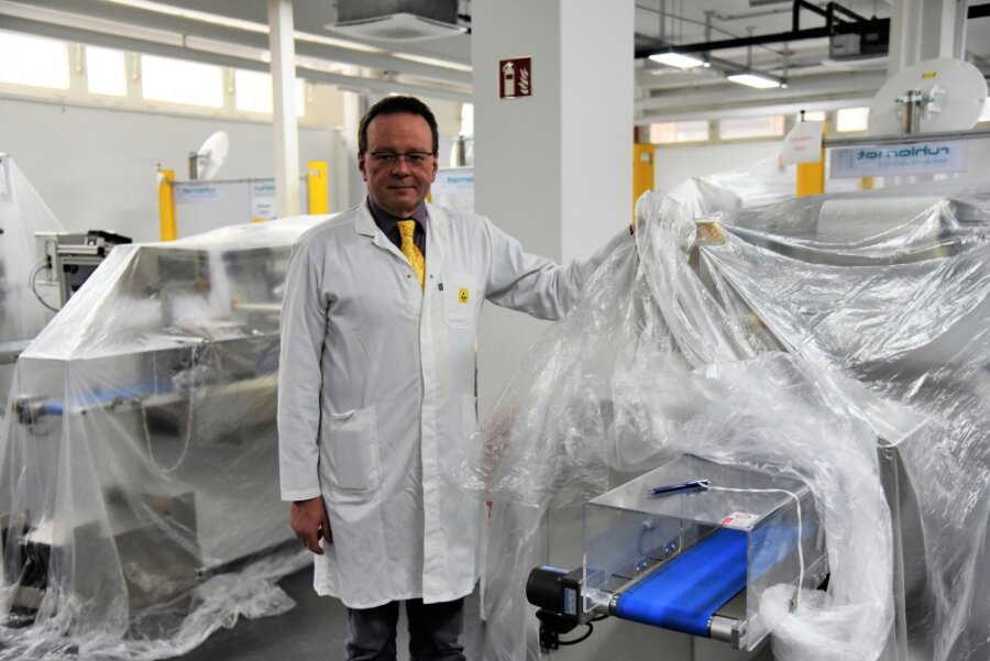 Die Produktion ruht: Steffen Gierth, einer der beiden Geschäftsführer der Firma Technisat in Schöneck, an den abgedeckten Produktionsmaschinen für FFP2-Schutzmasken.