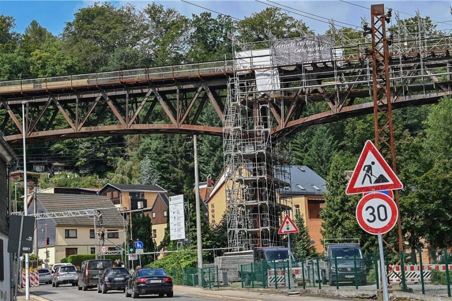 Technische Mängel: Gerüst am Viadukt in Chemnitz-Rabenstein muss wieder abgebaut werden - Das Gerüst am Viadukt in Rabenstein ist bereits zur Hälfte wieder abgebaut. 