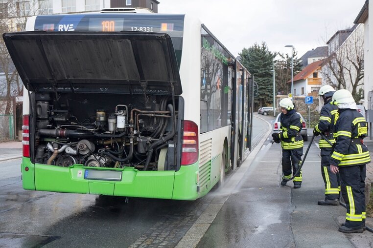 Technischer Defekt: Bus in Flammen - 
