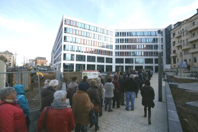 Technisches Rathaus in Chemnitz lädt zur Besichtigung ein - Zahlreiche Besucher stehen vor dem Technischen Rathaus an.