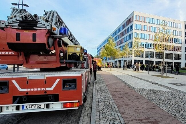 Technisches Rathaus nach Alarm evakuiert - Die Feuerwehr rückte mit zwei Löschzügen an. 