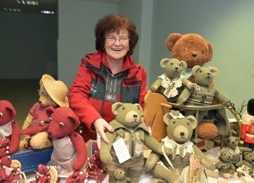 Teddy-Ausstellung in Stollberger Schaufenster - Hella Müller zeigt eine Auswahl ihrer Teddys. 