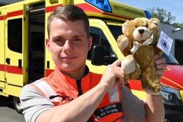 Teddy unterstützt beim Notfall - Notfallsanitäter Dominik Leistner mit dem Teddy. 