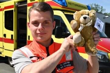 Teddy unterstützt beim Notfall - Notfallsanitäter Dominik Leistner mit dem Teddy. 