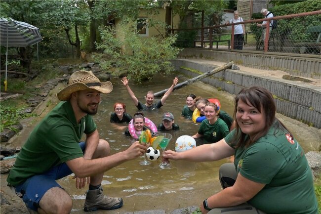 Das Team im Zoo der Minis hat sich der Teich-Challenge gestellt - vorn links Sandro Uhlig und rechts Silke Bauer. 