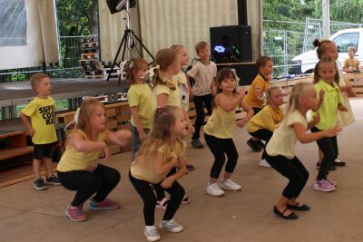 Teichfest in Neukirchen mit viel Rummel für die Kleinsten - Kinder vom Kindergarten Bosenhof Tanzen zum Lied "Zeig, wenn du glücklich bist".