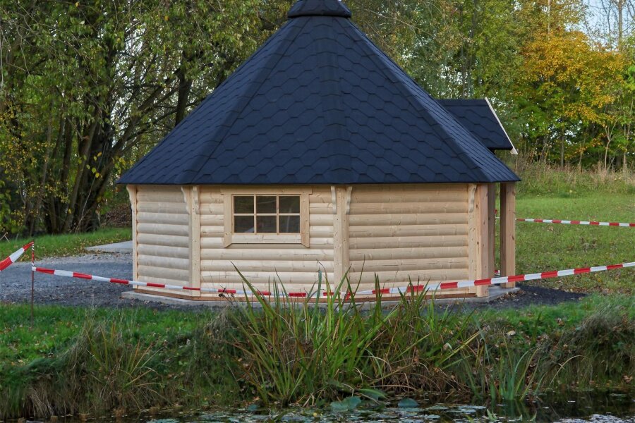 Teichmolch gegen Bratwurst: Zoff um eine Grillhütte im Erzgebirgsdorf - Die neue Grillhütte in Hohndorf. Im Vordergrund ist das Ufer des einen Teiches zu sehen.