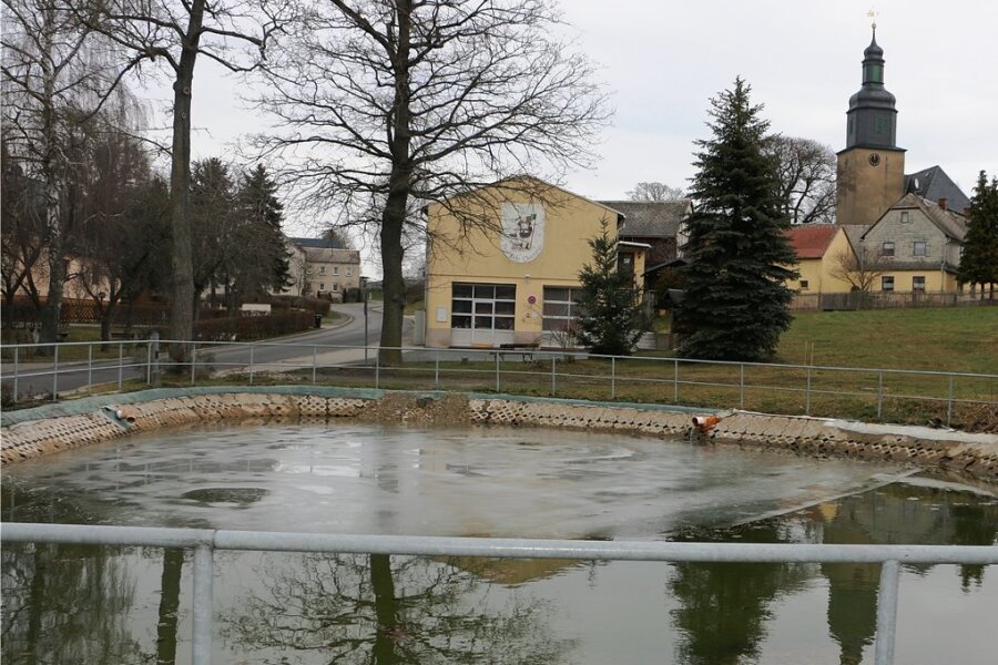 Die Teichsanierung in Ebersgrün war mehrmals verschoben worden, nun kann sie losgehen.