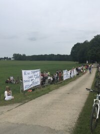 Teichwolframsdorf: 200 Menschen protestieren für Öffnung von Sommerbad - 