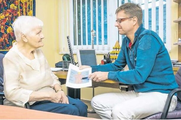 Eine Landkarte ihres Rückens zeigt Dr. Burkhard Flechsig, Naturmediziner aus Ehrenfriedersdorf, seiner Patientin Ruth Illgen aus Chemnitz. Sie ist seit drei Jahren bei ihm in Behandlung und erhält organstärkende Spritzen in die Reflexzone der Nieren im Rücken. "Die Spritzen haben mich vor der Dialyse bewahrt", sagt die knapp 82-Jährige. Vor drei Jahren stellte eine Fachärztin bei ihr eine Nierenschwäche fest. Behandeln könne man das in dem Alter nicht mehr. Irgendwann müsse sie an die Dialyse, wurde ihr gesagt. Das war ein Schock. "Anfangs jede Woche, später alle zwei Wochen bekam ich eine Spritze in die Nierengegend. Nach einem guten Jahr wurden die Blutwerte besser und sind bis heute in Ordnung."