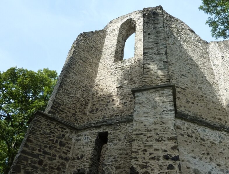Die Burgstein-Ruine bei Krebes ist von Legenden umwoben. 
