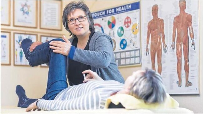 Teil 3: Kinesiologie - Die mit den Muskeln spricht - Ein Schleudertrauma nach einem Motorradunfall war bei Carmen Gonnermann aus Dresden der Grund für jahrelange Kopfschmerzen sowie einen Schiefstand von Becken und Kiefergelenk. Orthopäde und Schmerzspezialist konnten ihr nicht helfen. Ihre letzte Hoffnung war Heilpraktikerin Anett Senwitz aus Dresden. "Gemeinsam haben wir den Unfall aufgearbeitet, denn obwohl er so lange zurückliegt, lässt der Gedanke daran meine Muskulatur immer wieder verkrampfen. "Mit Hilfe der Kinesiologie konnte ich das loslassen, Angst abbauen und wieder ganz gerade sein", sagt die 56-Jährige Patientin. 