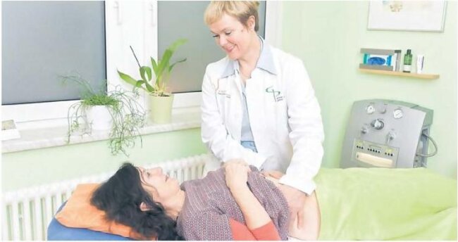 Teil 4: Colon-Hydro-Therapie - Ausputz für den Darm - Sabine Klingner hatte das Gefühl, etwas für sich tun zu müssen. Das führte sie vor zehn Jahren in die Praxis von Dr. Gesine Petereit. Die Dresdnerin wollte ihren Körper entschlacken und ihr Immunsystem stärken. Allen Kritikern zum Trotz schien ihr eine Kur nach F. X. Mayr dafür geeignet. Gespräche, Diätplan und Säuberung des Magen-Darm-Traktes hätten ihr geholfen, ihr Leben umzukrempeln und für einen Energieschub zu sorgen, sagt sie.