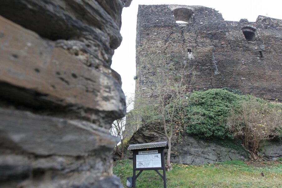 Teile der Burgruine Elsterberg wegen Mauerschäden gesperrt - Gleich gegenüber dem Eingang der Elsterberger Burganlage zeigen sich Risse im Mauerwerk.