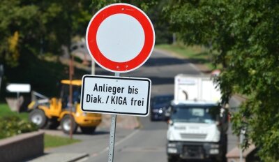 Teile der Königsfelder Hauptstraße gesperrt - Freie Fahrt für Anlieger - die Frage ist nur, wie lange noch.