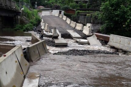 Teile der Trockenfurt durch Hochwasser weggespült - Teile der Behelfsstraße an der Brückenbaustelle in Hennersdorf sind durch das Hochwasser weggespült worden. 