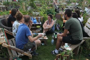 Teile und gewinne! - Alternative Gartenkolonie in Berlin. Gärtnern in der Stadt - das "Urban Gardening" - soll grüne Räume zwischen Häusern schaffen, Gemeinschaften fördern und unnötigen Konsum eindämmen.