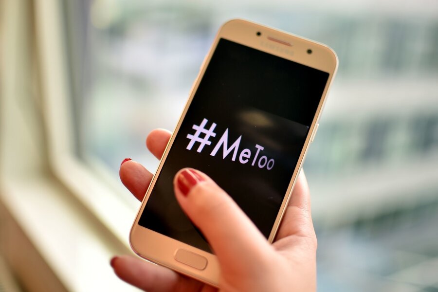 Teile vo Regierung treten Bündnis gegen Sexismus bei - Eine junge Frau hält ein Smartphone mit dem Hashtag "#MeToo" in der Hand.
