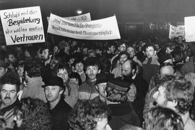 Teilnehmer an erster Auerbacher Wendedemo fordert Gedenktafel - Ein Bild von einer der insgesamt zwölf Wendedemos, die in Auerbach auf die Premiere vom 27. Oktober 1989 folgten.