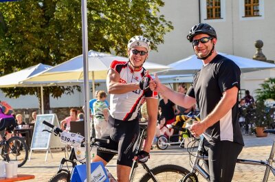 Teilnehmerrekord beim Freiberger Fahrrad-Zickzack - Los ging es für die Radler am Schlossplatz.