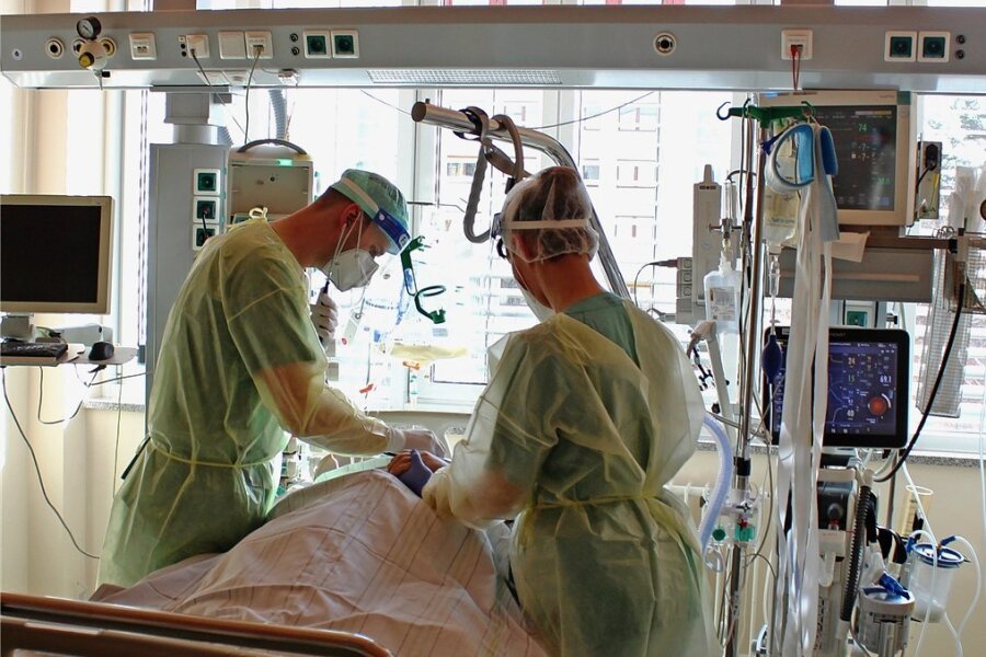 Ein Arzt (links) und eine Pflegerin betreuen einen Patienten auf der Intensivstation im Heinrich-Braun-Klinikum. Dort wurden am Mittwoch 24 Covid-Infizierte behandelt. 