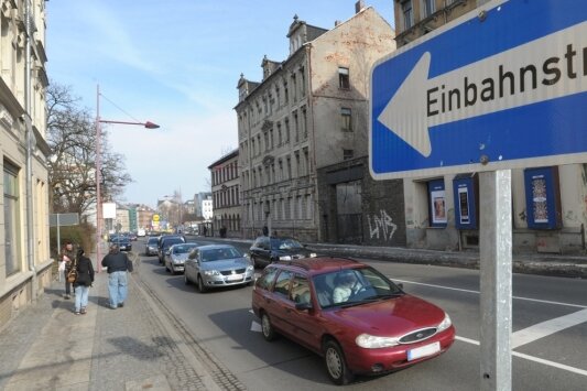 Teilsperrung der Limbacher Straße: OB deutet Lösung an - Weil ein Haus am Straßenrand einsturzgefährdet ist, musste die Limbacher Straße auf diesem Teilstück im April zur Einbahnstraße umfunktioniert werden.