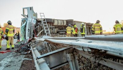 Teilsperrungen nach Unfall auf A 72 bei Stollberg - Am Dienstag war ein Lkw von der Fahrbahn abgekommen, umgekippt und hatte die Mittelleitplanke der A 72 bei Stollberg durchbrochen. 