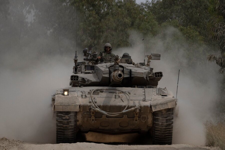 Tel Aviv: Rafah-Offensive unabhängig von Geisel-Deal - Israelische Soldaten auf einem Panzer nahe der Grenze zwischen Israel und Gaza.