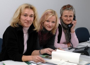 Telefonforum: Das neue Wohngeld - 
              <p class="artikelinhalt">Die vielen Leserfragen zum Thema Wohngeld beantworteten Ina Gläser, Gaby Martin und Birgit Schmidt (von links) von der Wohngeldbehörde Chemnitz. </p>
            