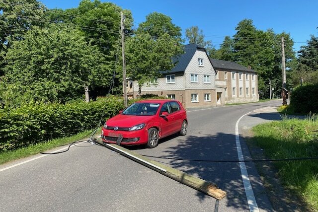 Telefonmast in Seifersdorf umgefahren: Feuerwehr rückt aus - 