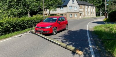 Telefonmast umgefahren: Feuerwehr rückt aus - Bei einem Unfall am Donnerstagvormittag in Seifersdorf ist ein Telefonmast beschädigt worden. Er lag quer über der Fahrbahn.