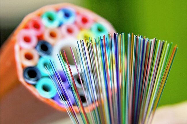 Telekom baut ab Mitte des Jahres Thalheimer Glasfasernetz aus - Die Telekom will in Thalheim Glasfaserkabel (Symbolbild) verlegen. Teilweise kann dafür auch städtische Infrastruktur genutzt werden, denn es wurden vorsorglich bei Straßenbauarbeiten schon Leerrohre verlegt.