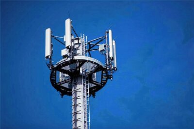 Telekom erweitert Standorte im Erzgebirge - Ein Mast mit verschiedenen Antennen von Mobilfunkanbietern. Im Erzgebirge hat die Telekom jetzt ihr Netz ausgebaut. 