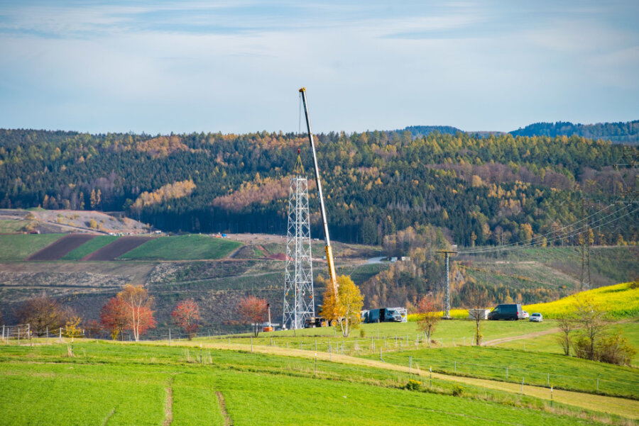 Telekom lässt 35 Meter hohen Mobilfunkmast in Wildbach errichten - 