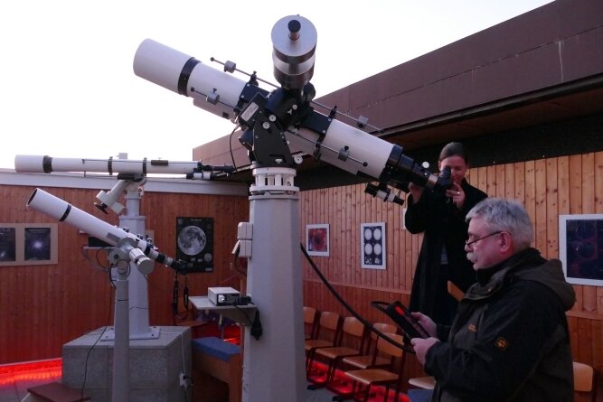 Teleskop erhält moderne Unterstützung - Während Gerhard Lehmann das Steuerpult bedient, um das Starfire-Teleskop präzise auszurichten, wirft Andrea Salevski vom Förderverein der Sternwarte einen Blick durch das größte Drebacher Linsenfernrohr. 
