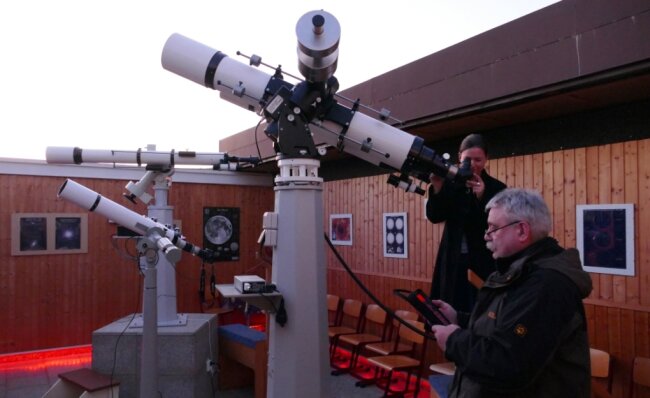 Während Gerhard Lehmann das Steuerpult bedient, um das Starfire-Teleskop präzise auszurichten, wirft Andrea Salevski vom Förderverein der Sternwarte einen Blick durch das größte Drebacher Linsenfernrohr. 