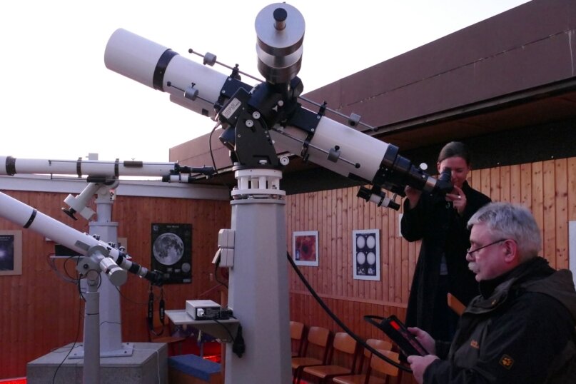 Teleskop erhält moderne Unterstützung - Während Vereins-Chef Gerhard Lehmann das Steuerpult bedient, um das Starfire-Teleskop präzise auszurichten, wirft Andrea Salevski vom Förderverein der Sternwarte einen Blick durch das größte Drebacher Linsenfernrohr. 