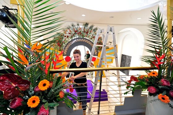 Tempel, Emporen und Palmen - "Indiana Jones" lässt grüßen - Zwei Tage vor dem Ball: Das Opernhaus wird dekoriert. Susann Leichsenring und David Gehrisch vom Gartenfachmarkt Richter arrangieren die Blumen.