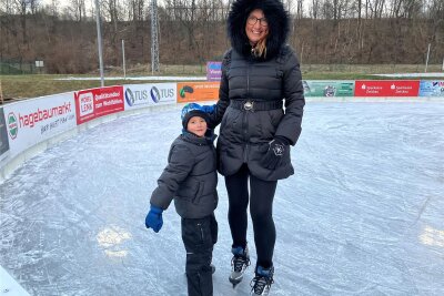 Temperaturen weit unter null Grad: Zwickauer nutzen das Wetter zum Eislaufen - Isabel Hofmann und ihr Sohn Felix (8) besuchen zum ersten Mal die Eislaufbahn in Zwickau. Sie freuen sich, dass das Eislaufen mit jeder Runde besser wird.