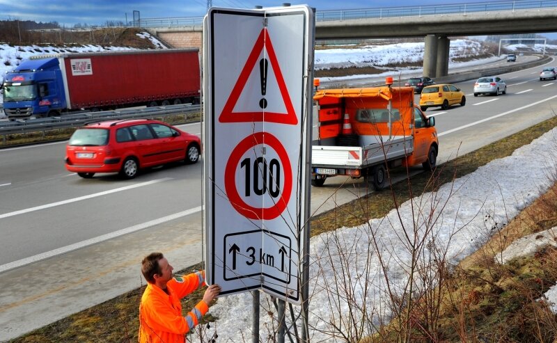 Tempo-100-Schilder säumen Autobahnen - 