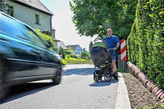 Tempo 30 abgelehnt: Anwohner in Adorf fühlen sich auf Burkhardtsdorfer Straße nicht sicher - Mit leerem Kinderwagen steht Sören Mehnert vor dem Grundstück seines Elternhauses an der Burkhardtsdorfer Straße. Mit seinem Kind würde er nie an der Straße spazieren gehen. Aufgrund der Enge gab es bereits zu viele Unfälle. Er fühlt sich als Fußgänger und Anwohner nicht sicher. 