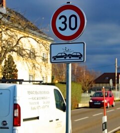 Tempo 30 bremst Raser in Dänkritz aus - Im Kreuzungsbereich Crimmitschauer/Harthstraße müssen Autofahrer jetzt abbremsen. 