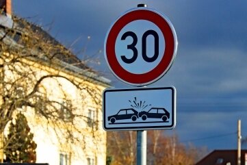 Tempo 30 bremst Raser in Dänkritz aus - Im Kreuzungsbereich Crimmitschauer/Harthstraße müssen Autofahrer jetzt abbremsen. 
